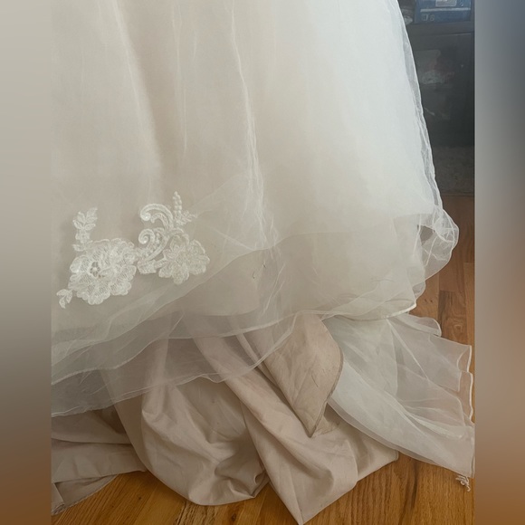 Wedding dress and veil - Picture 5 of 8